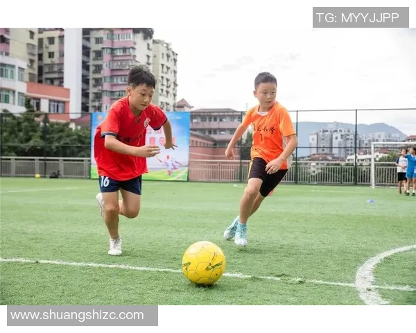 青蛙跳跃绿茵场足球梦想与自然的奇妙碰撞